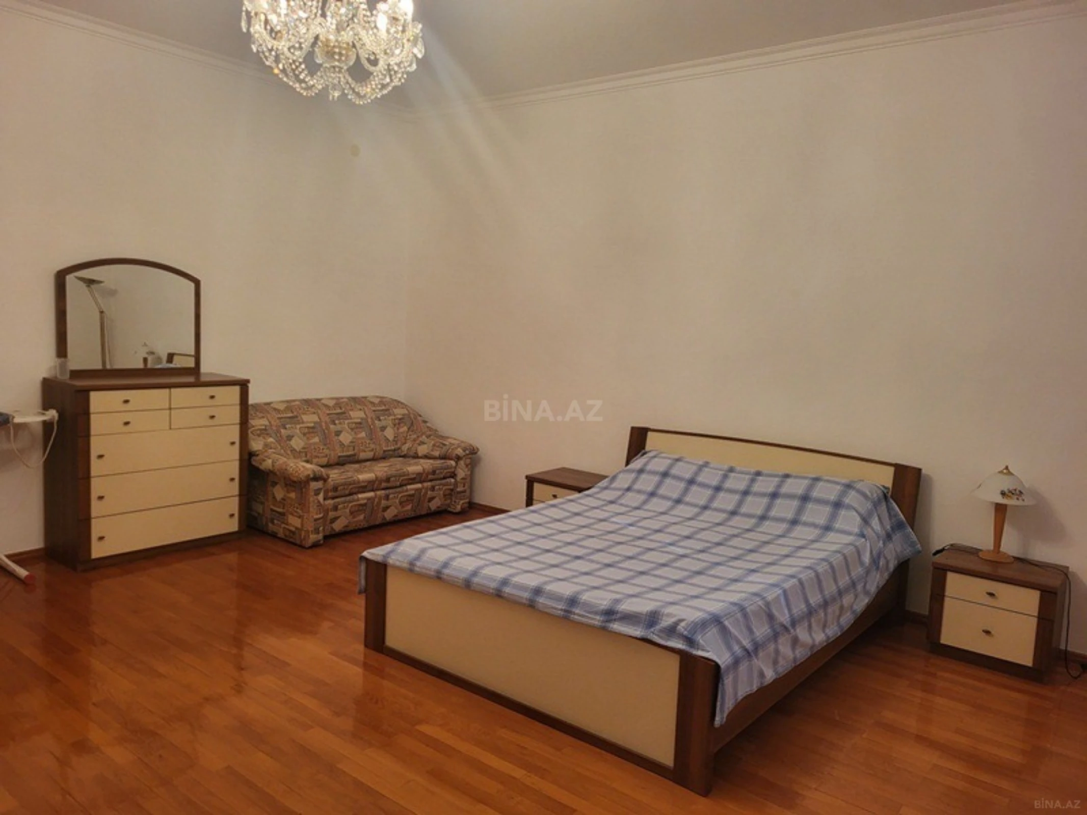 Kirayə verilir 4 otaqlı mənzil 150 m²