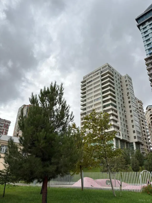 Satılır 4 otaqlı mənzil 192 m²