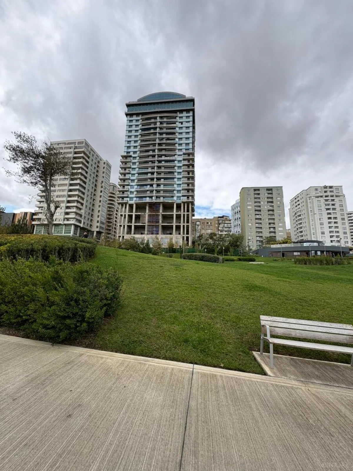 Satılır 4 otaqlı mənzil 192 m²