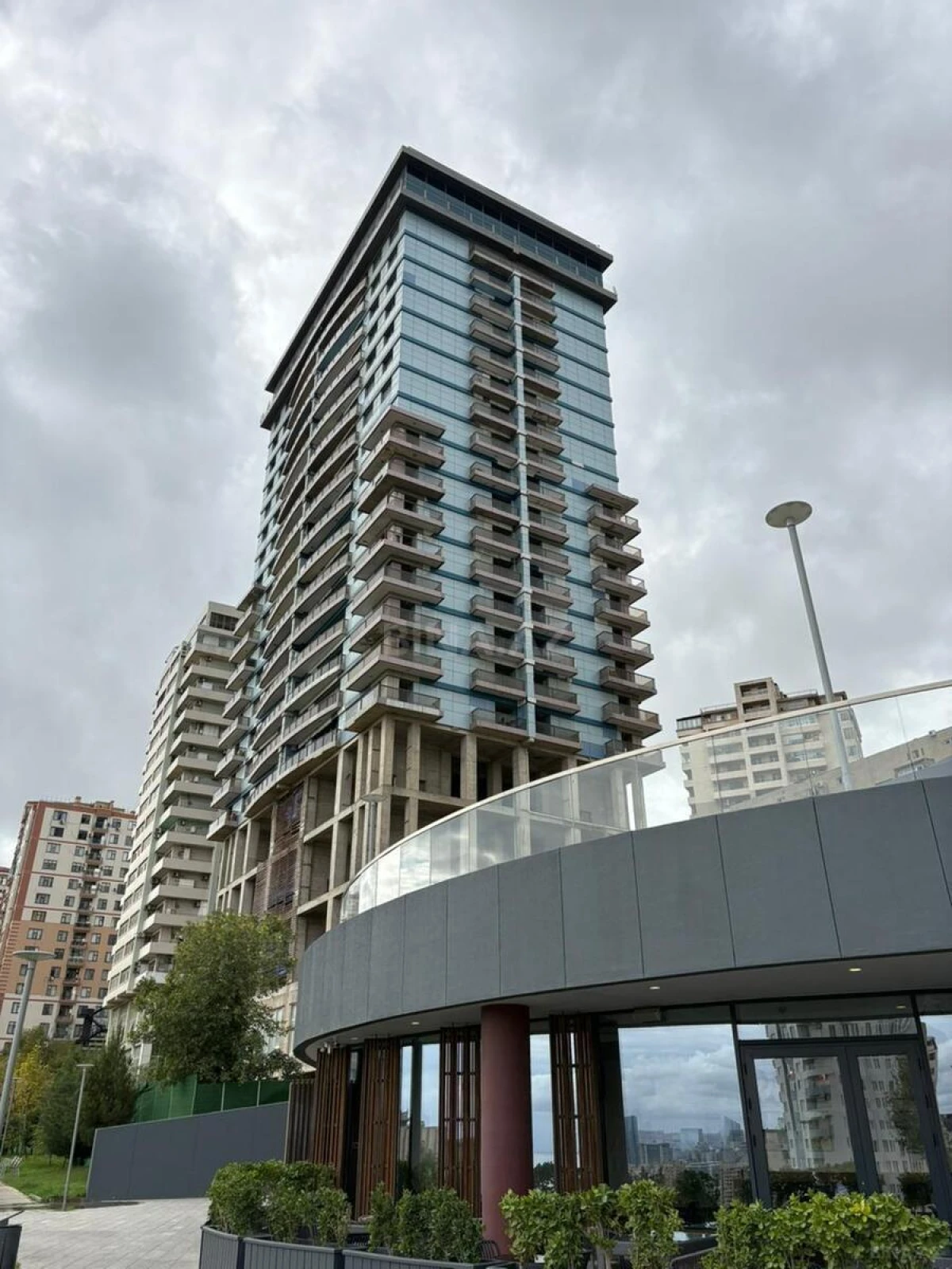 Satılır 4 otaqlı mənzil 192 m²