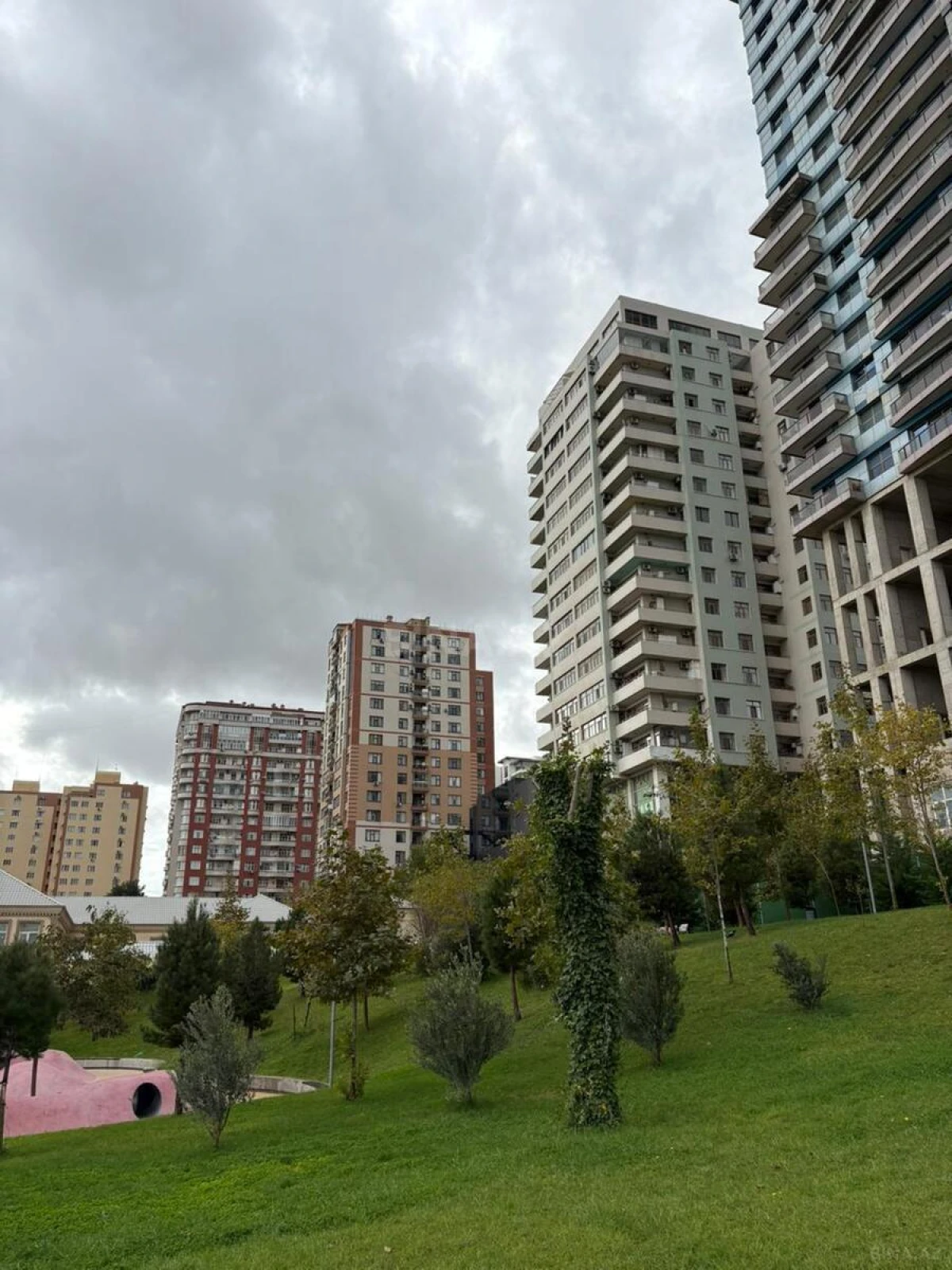 Satılır 4 otaqlı mənzil 192 m²