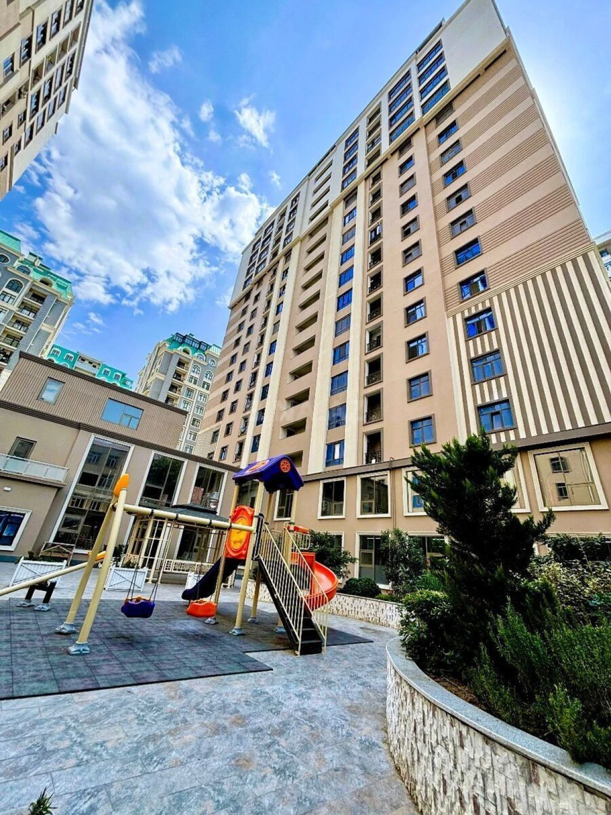 Satılır 4 otaqlı mənzil 205.7 m²