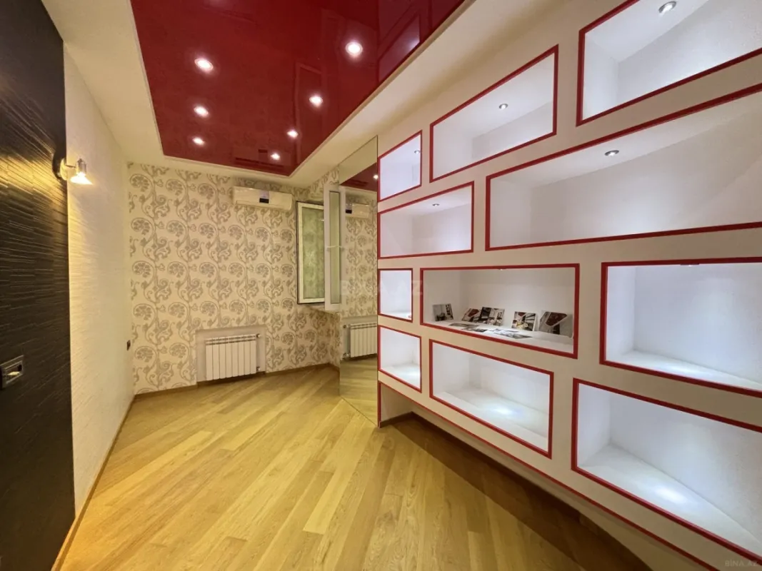 Satılır 4 otaqlı mənzil 182 m²