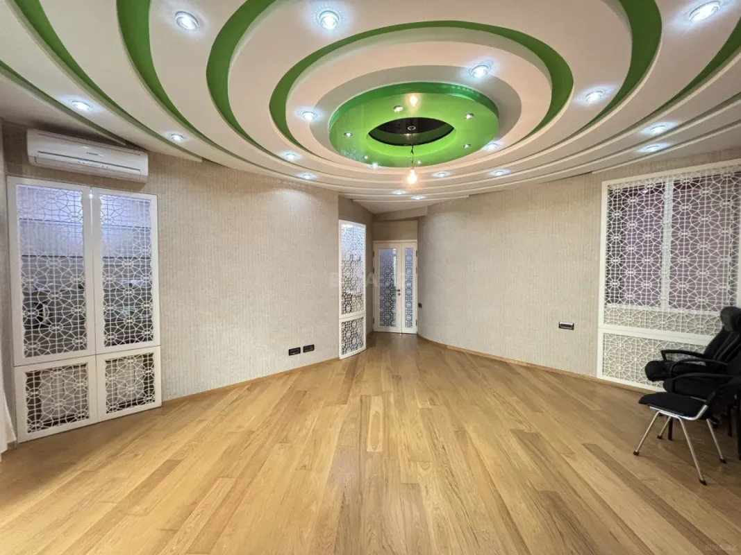 Satılır 4 otaqlı mənzil 182 m²