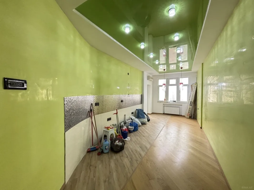 Satılır 4 otaqlı mənzil 182 m²