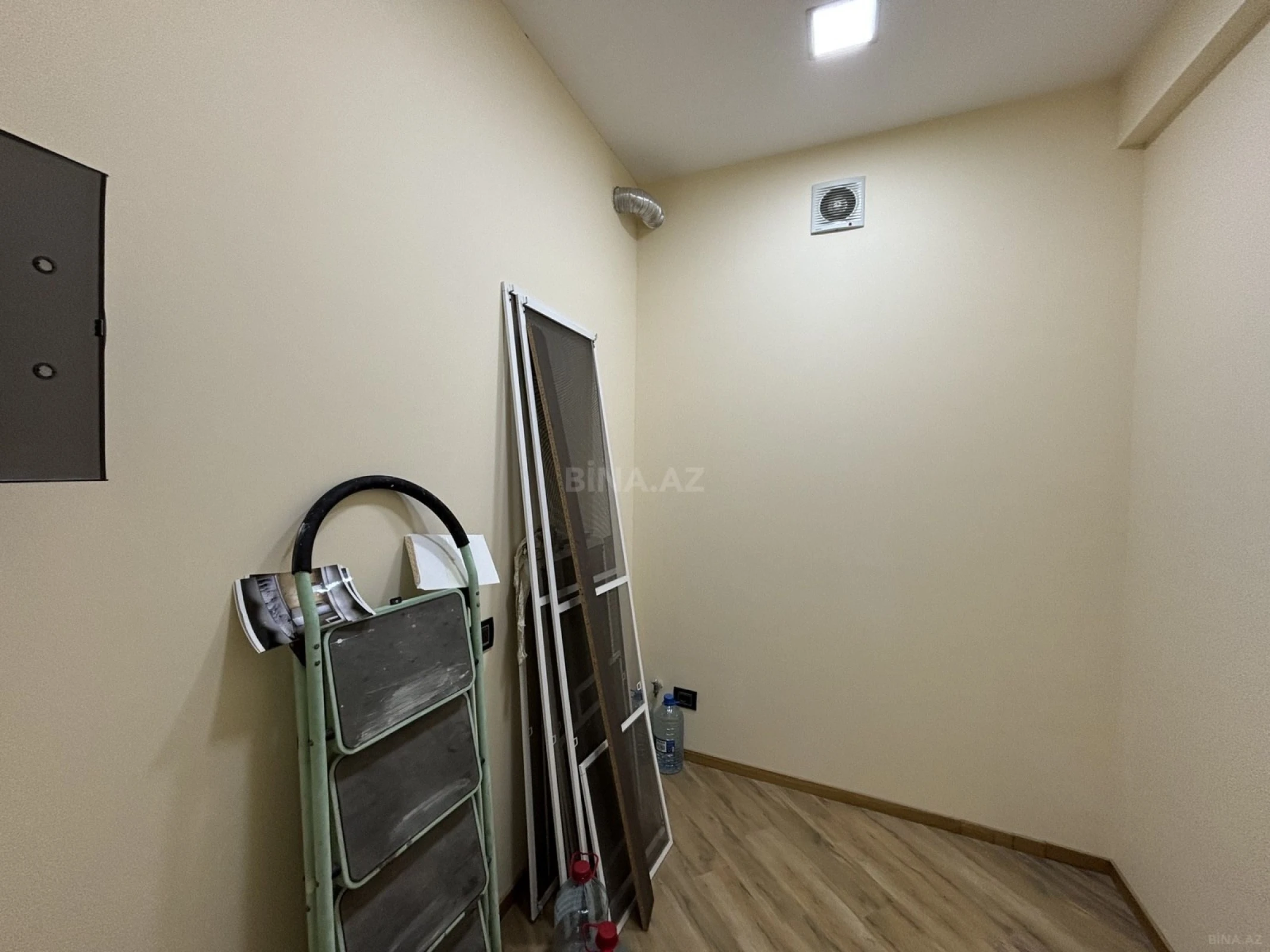 Satılır 4 otaqlı mənzil 182 m²