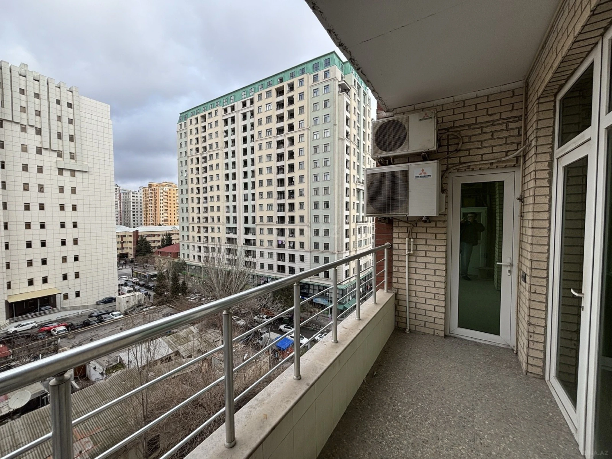 Satılır 4 otaqlı mənzil 182 m²