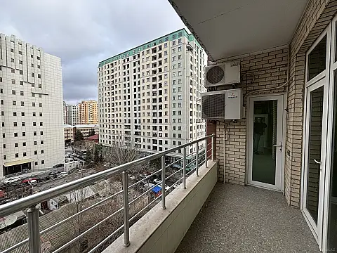 Satılır 4 otaqlı mənzil 182 m²