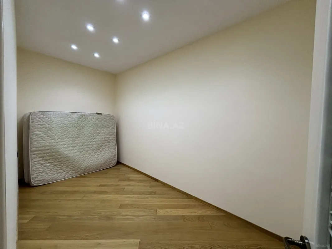 Satılır 4 otaqlı mənzil 182 m²
