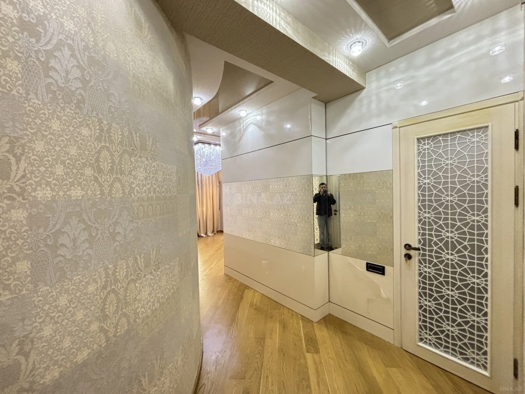 Satılır 4 otaqlı mənzil 182 m²