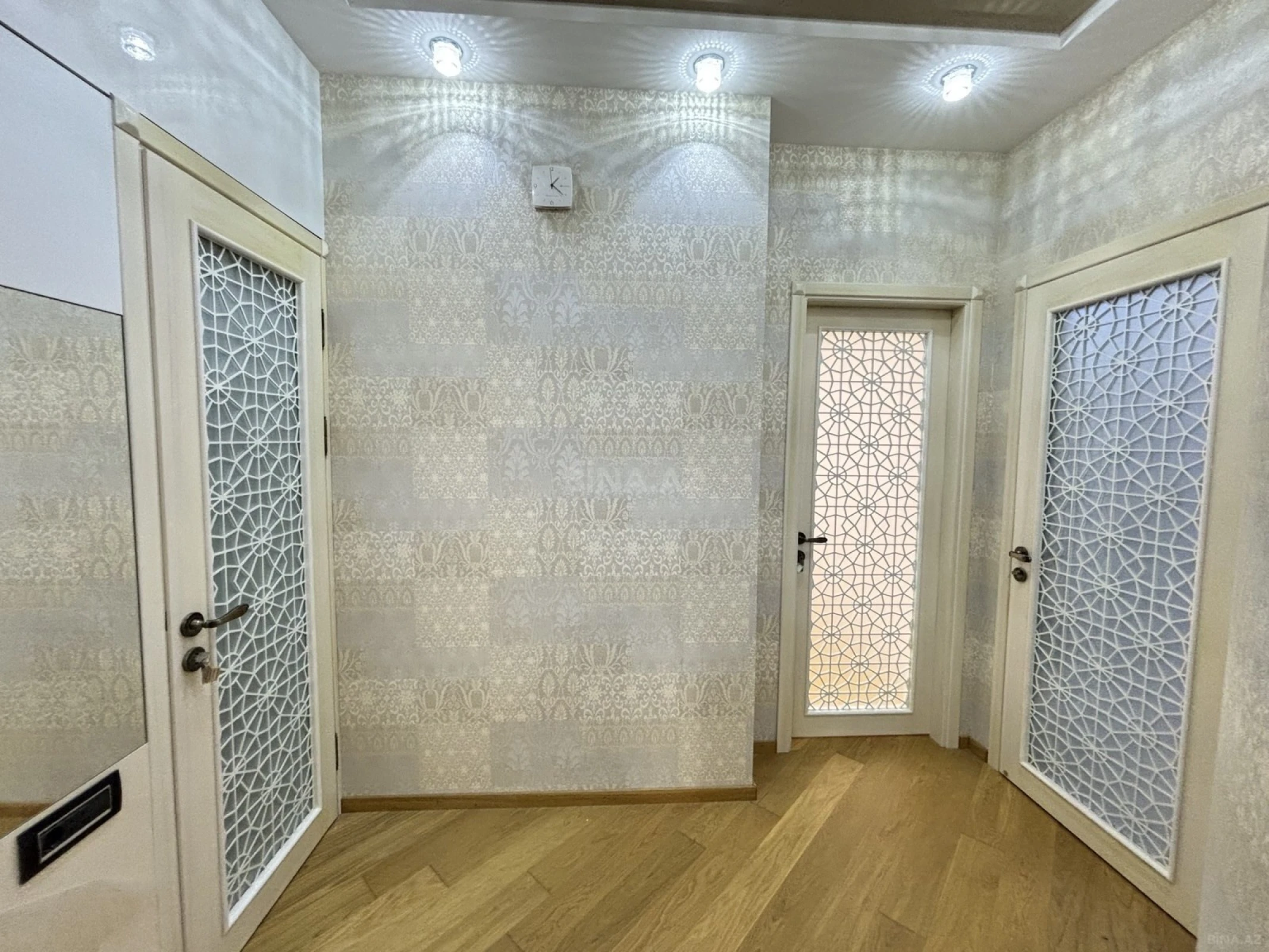 Satılır 4 otaqlı mənzil 182 m²