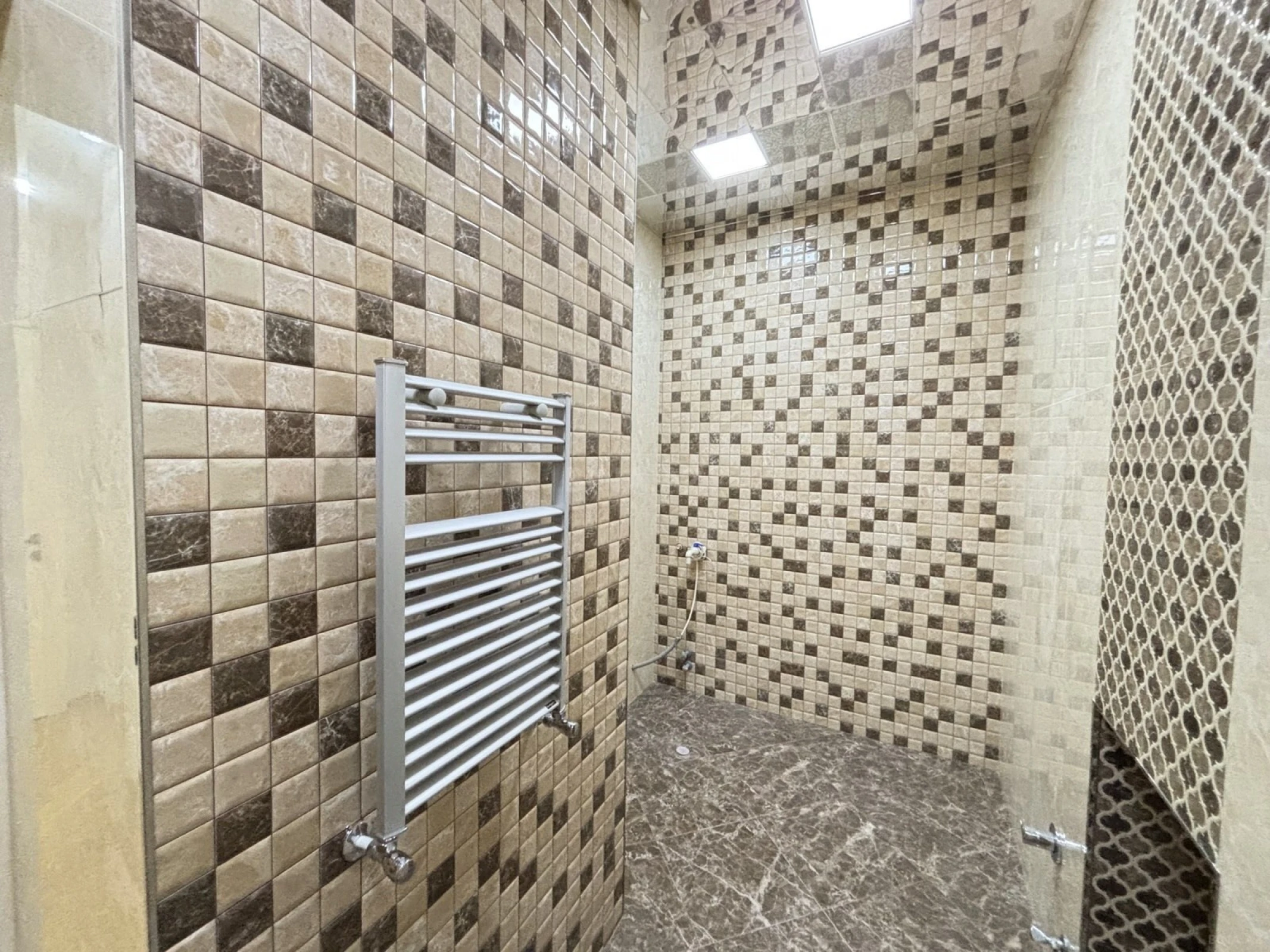 Satılır 4 otaqlı mənzil 182 m²