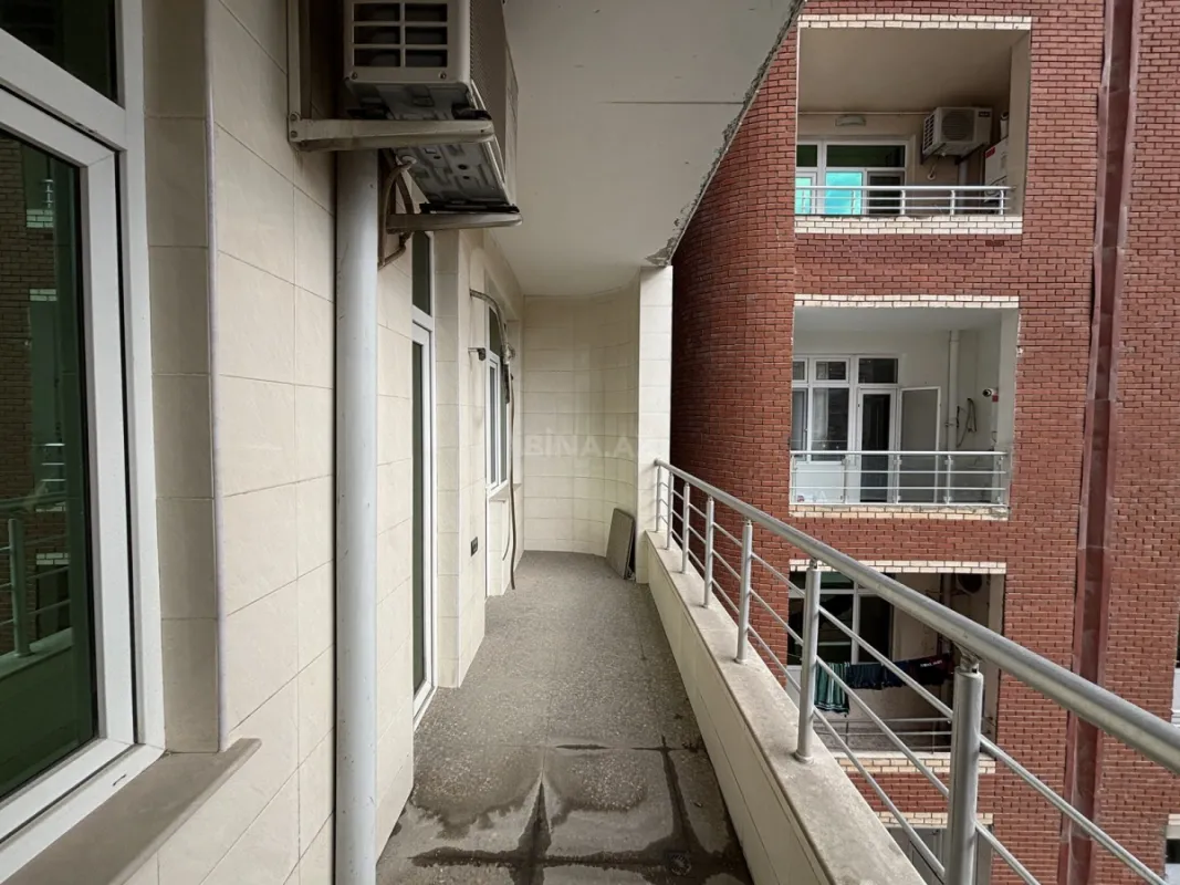 Satılır 4 otaqlı mənzil 182 m²