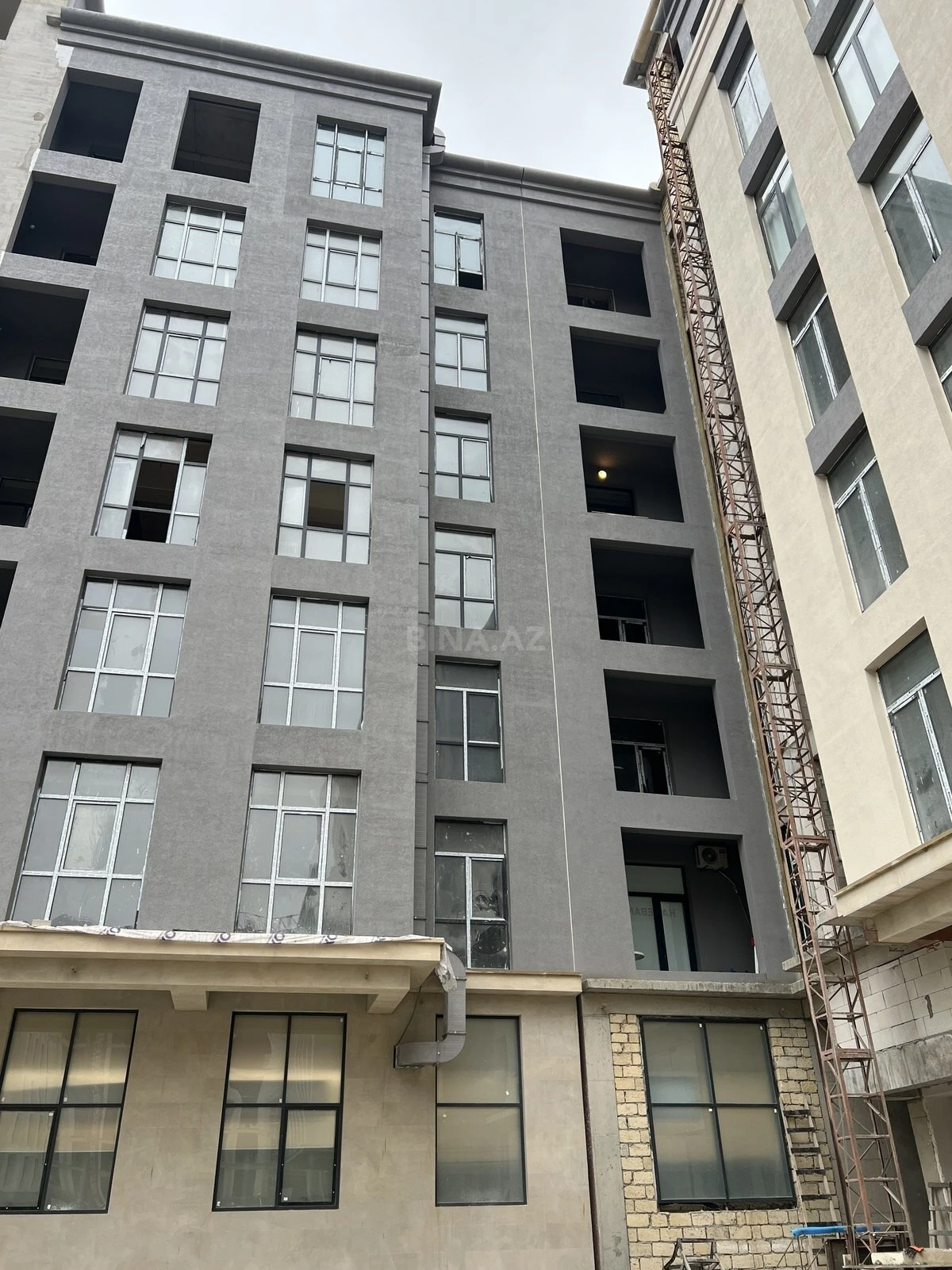 Satılır 4 otaqlı mənzil 136 m²