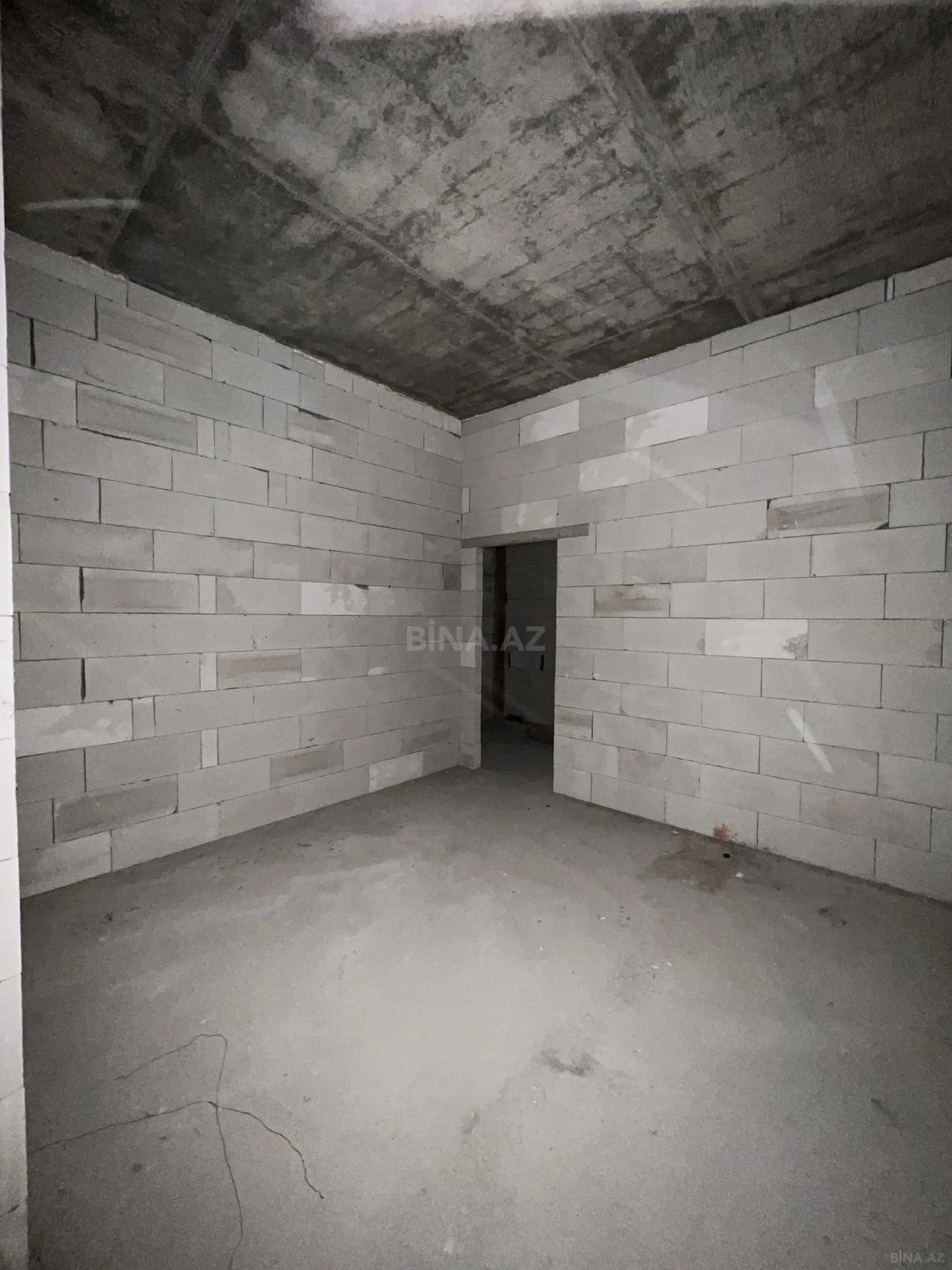 Satılır 4 otaqlı mənzil 136 m²