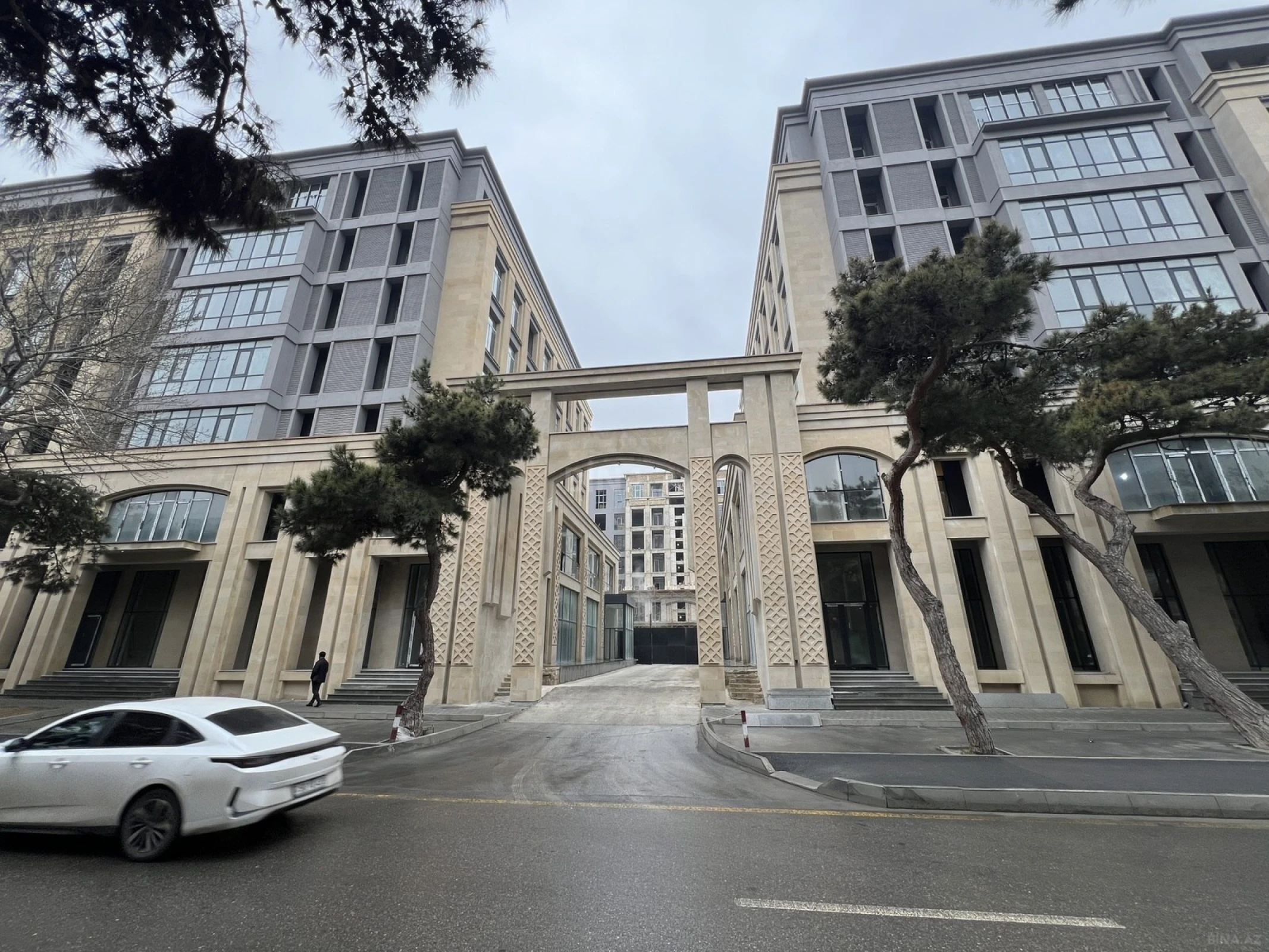 Satılır 4 otaqlı mənzil 136 m²