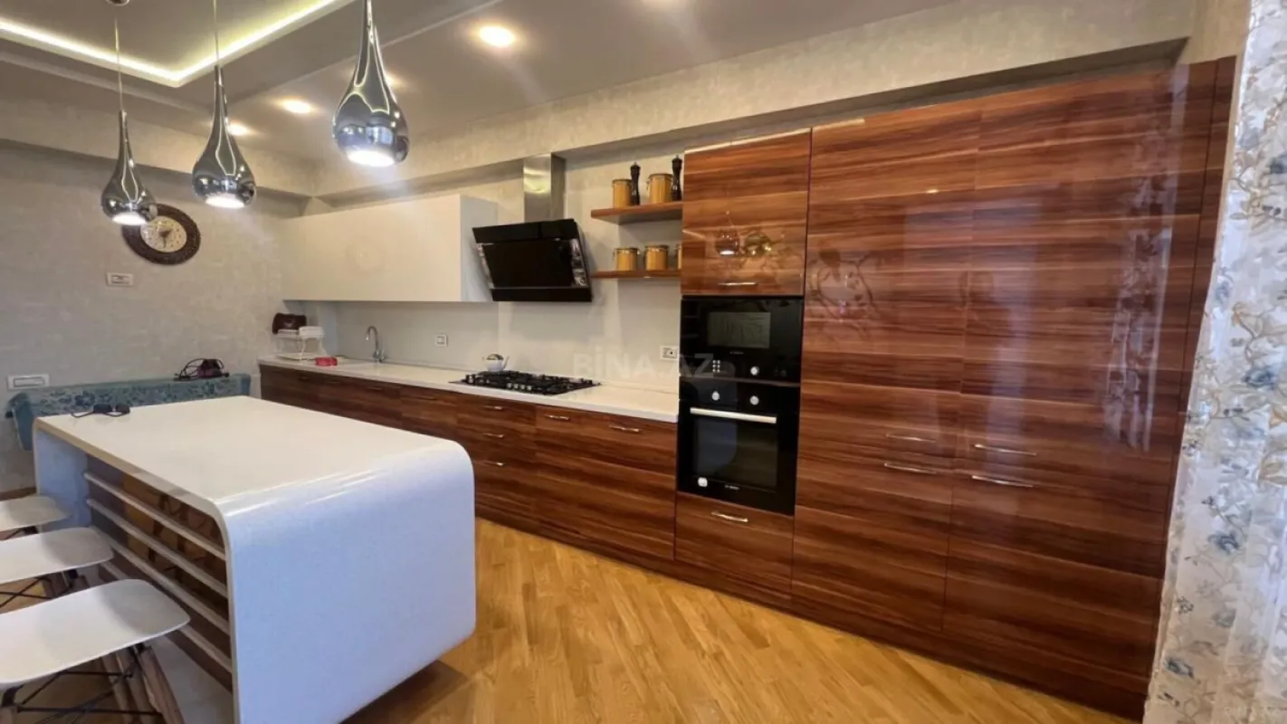 Kirayə verilir 4 otaqlı mənzil 185 m²