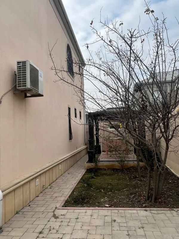 Satılır 7 otaqlı həyət evi 350 m²