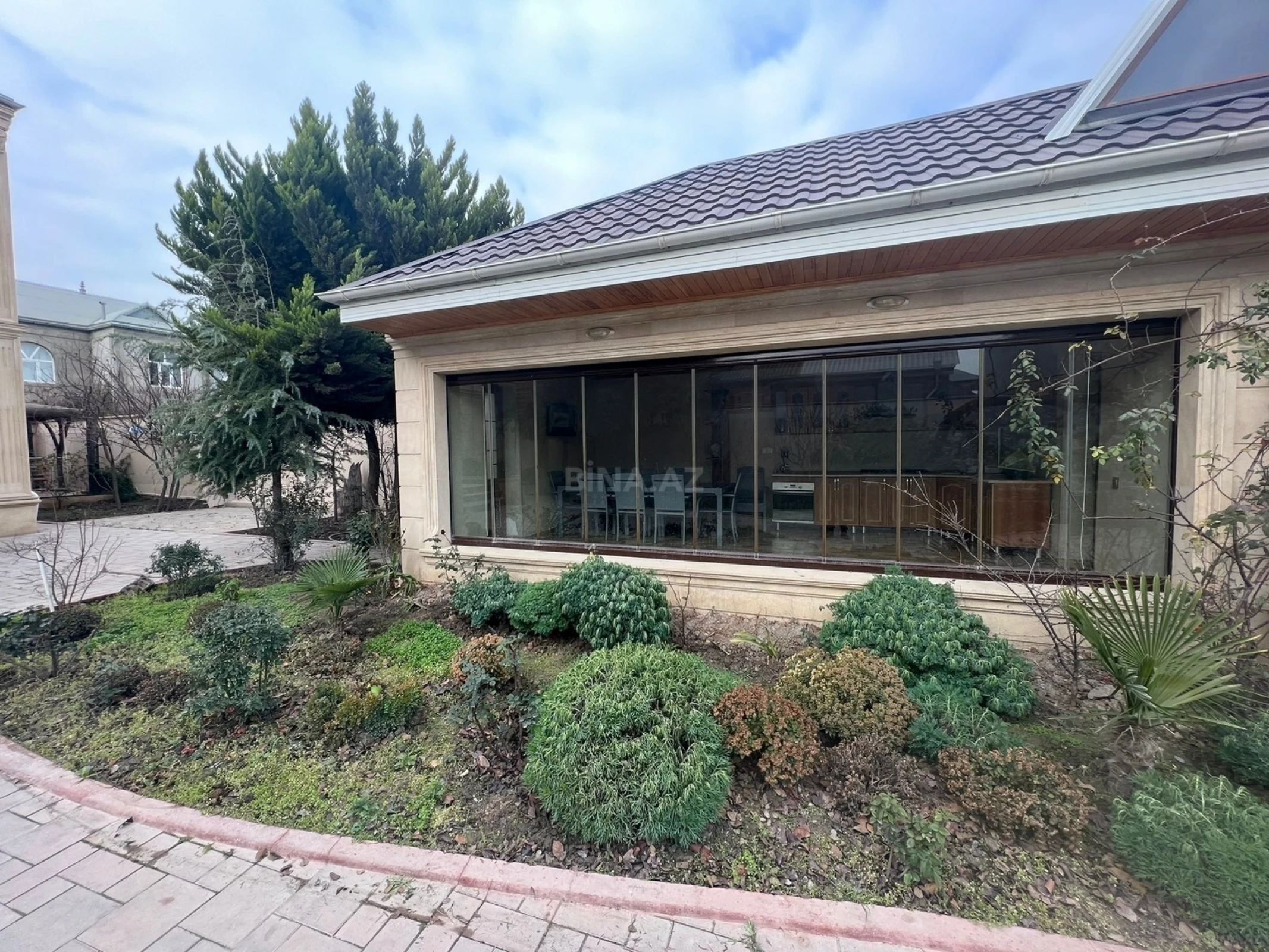 Satılır 7 otaqlı həyət evi 350 m²