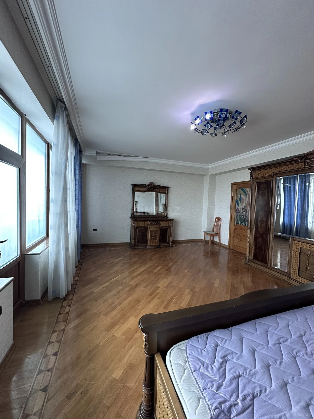 Satılır 3 otaqlı mənzil 232 m²