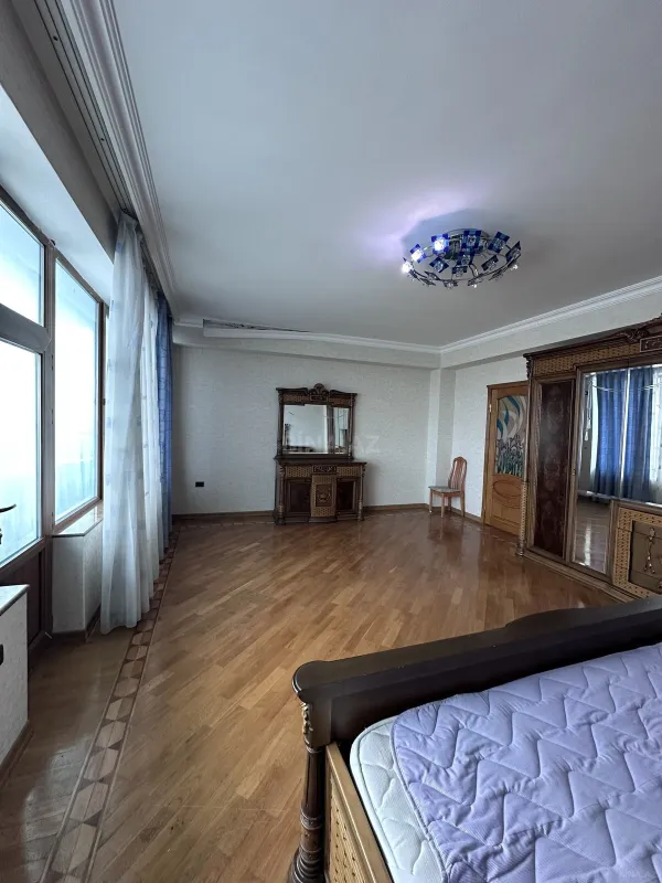 Satılır 3 otaqlı mənzil 232 m²