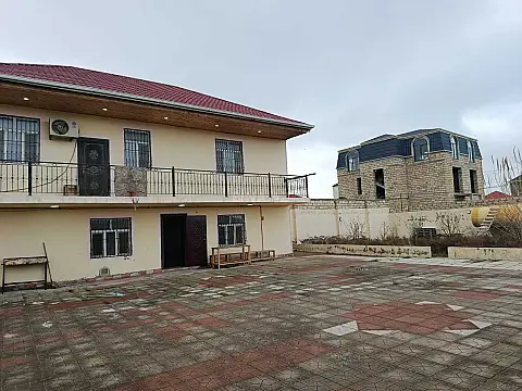 Satılır 5 otaqlı həyət evi 200 m²