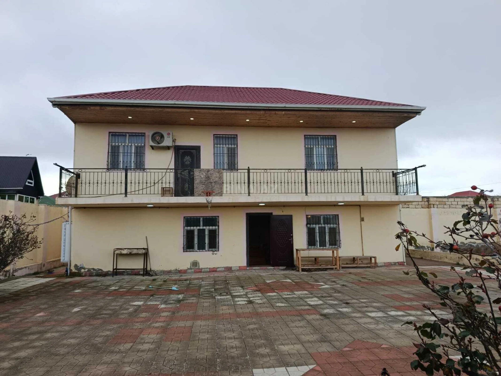 Satılır 5 otaqlı həyət evi 200 m²