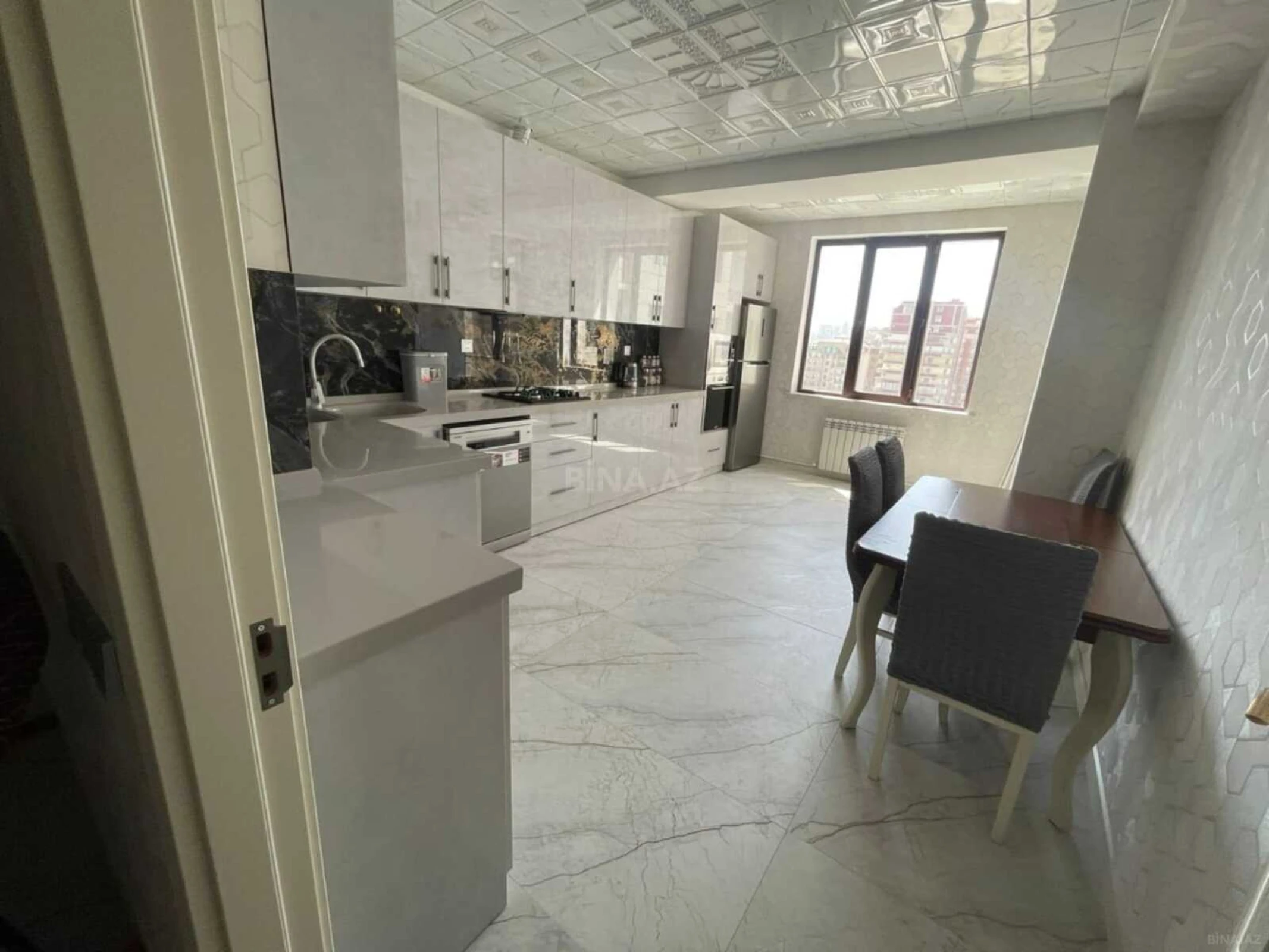 Kirayə verilir 3 otaqlı mənzil 145 m²