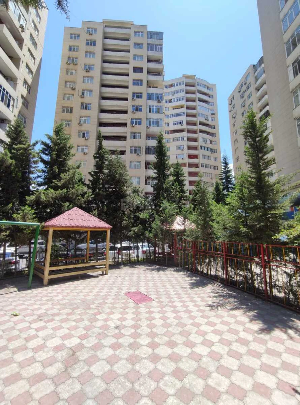 Satılır 3 otaqlı mənzil 135 m²