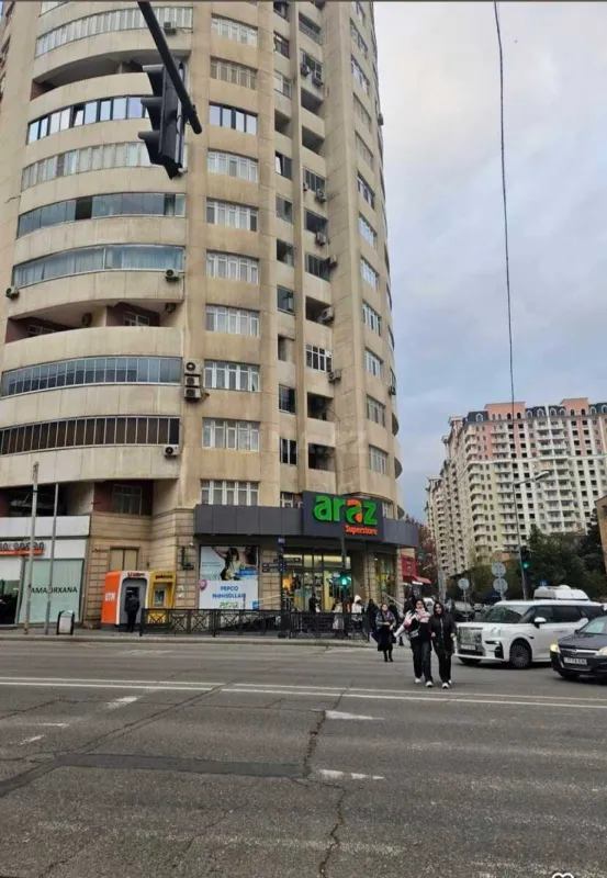 Satılır 3 otaqlı mənzil 135 m²