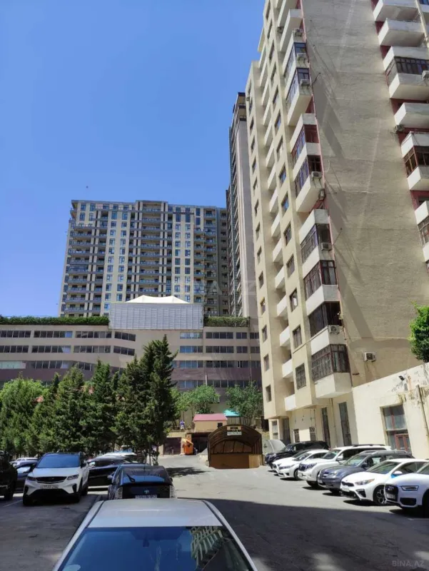 Satılır 3 otaqlı mənzil 135 m²