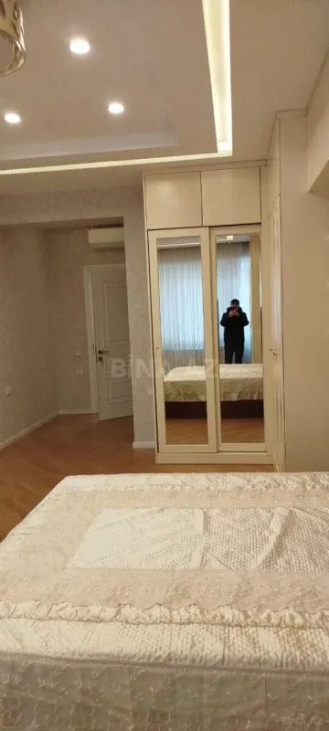 Kirayə verilir 2 otaqlı mənzil 104 m²