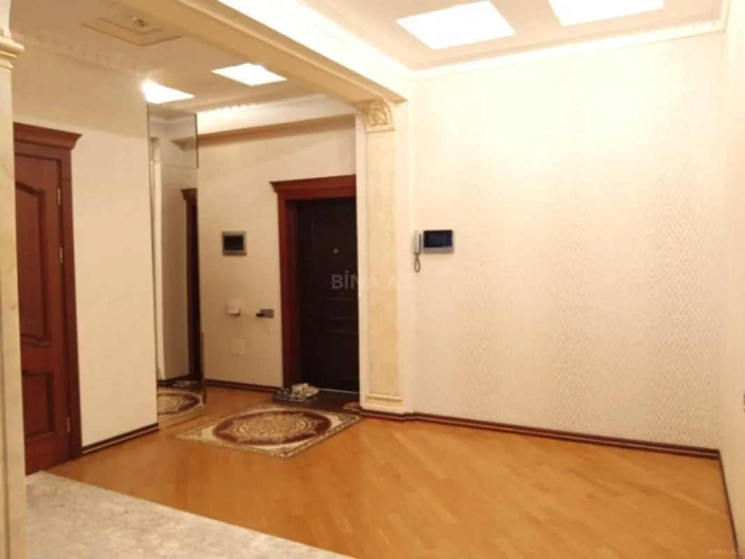 Satılır 3 otaqlı mənzil 140 m²