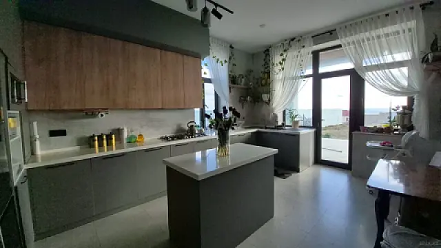 Satılır 6 otaqlı həyət evi 250 m²