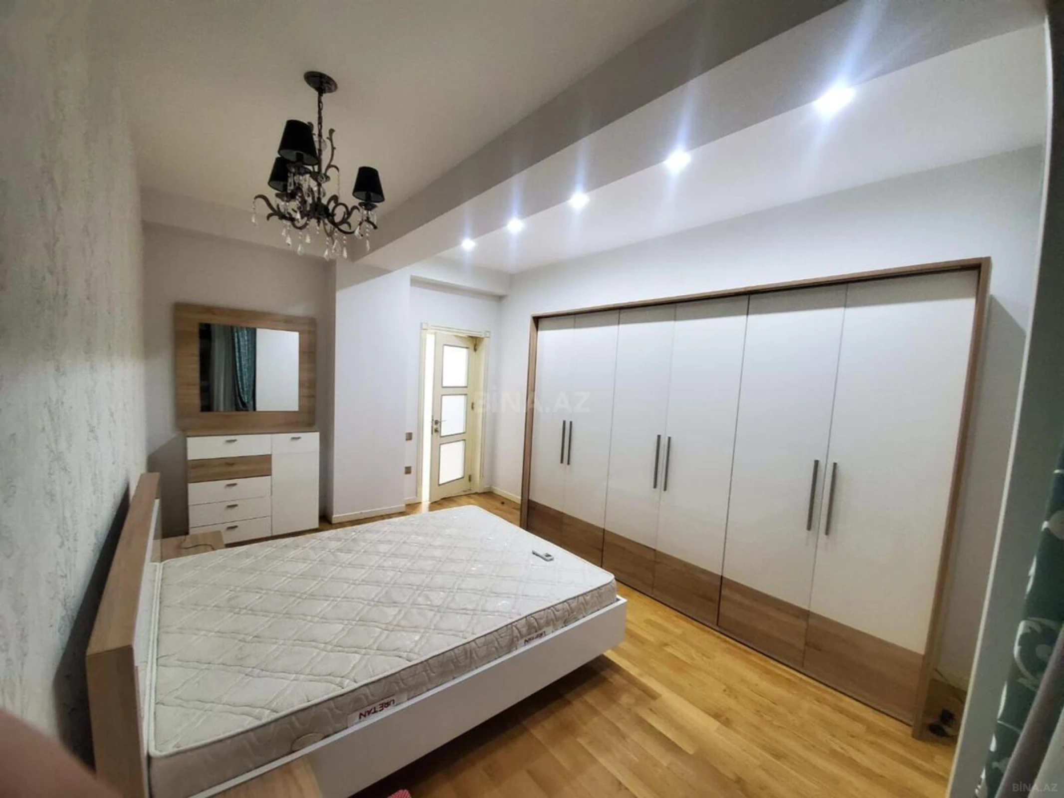 Satılır 3 otaqlı mənzil 140 m²