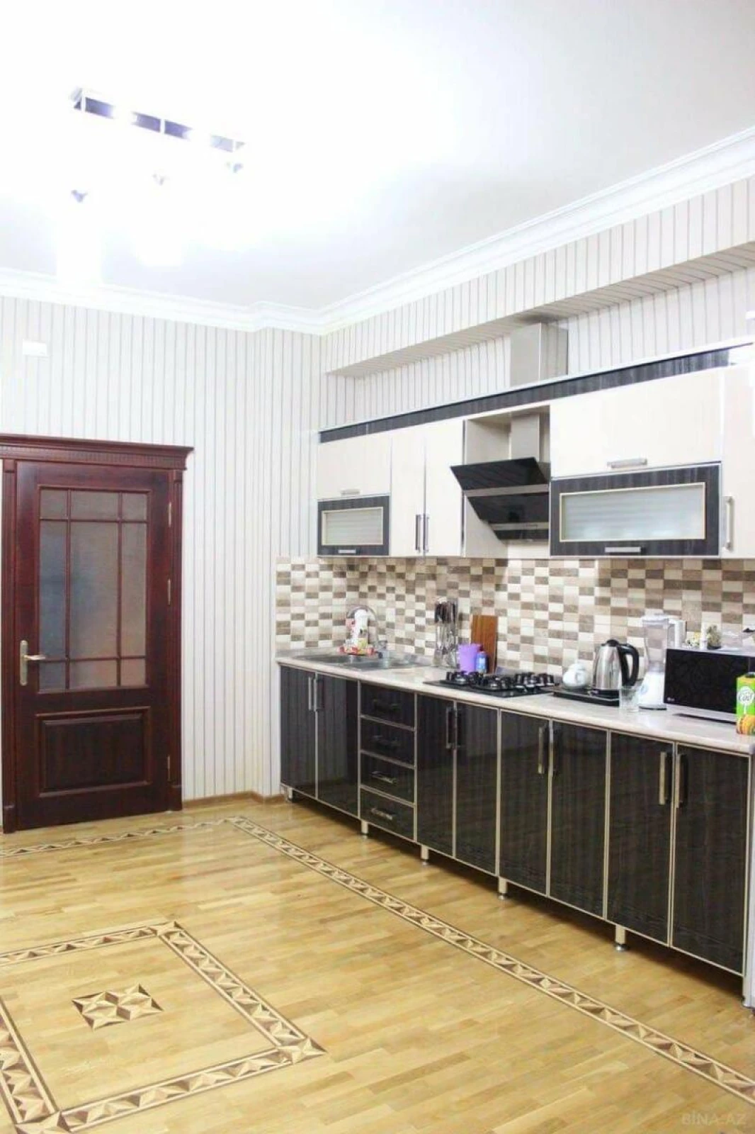 Satılır 3 otaqlı mənzil 156 m²