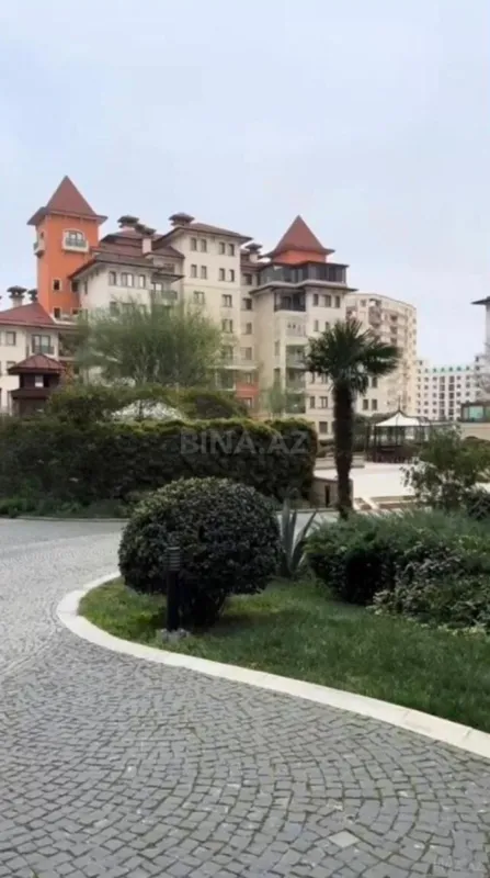 Satılır 4 otaqlı mənzil 210 m²