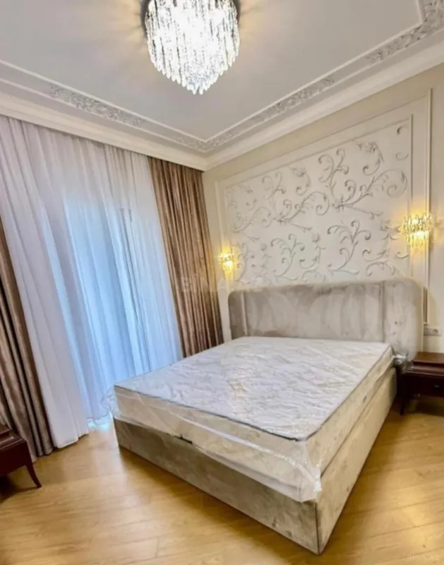 Satılır 4 otaqlı mənzil 210 m²