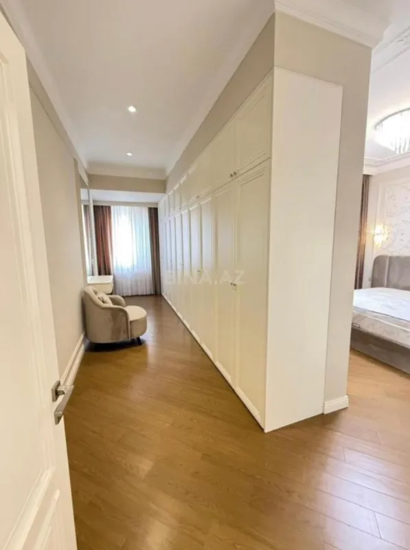 Satılır 4 otaqlı mənzil 210 m²