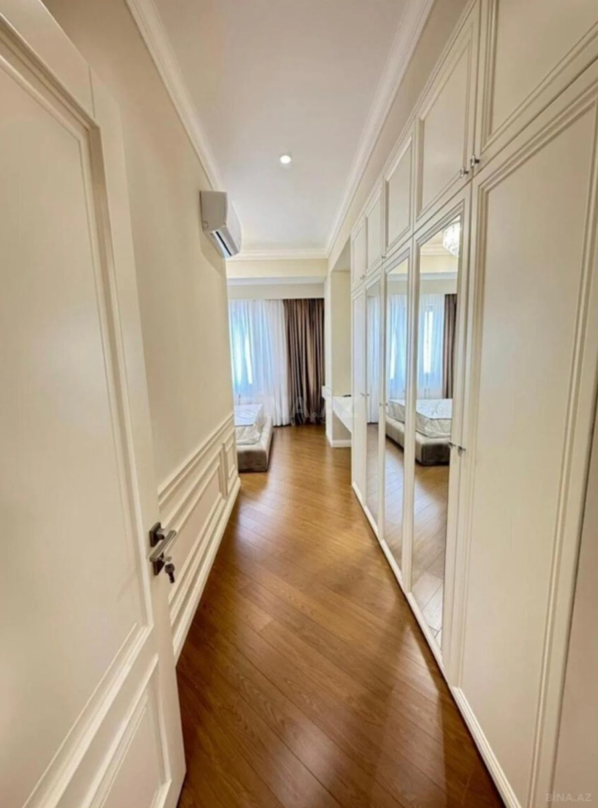 Satılır 4 otaqlı mənzil 210 m²
