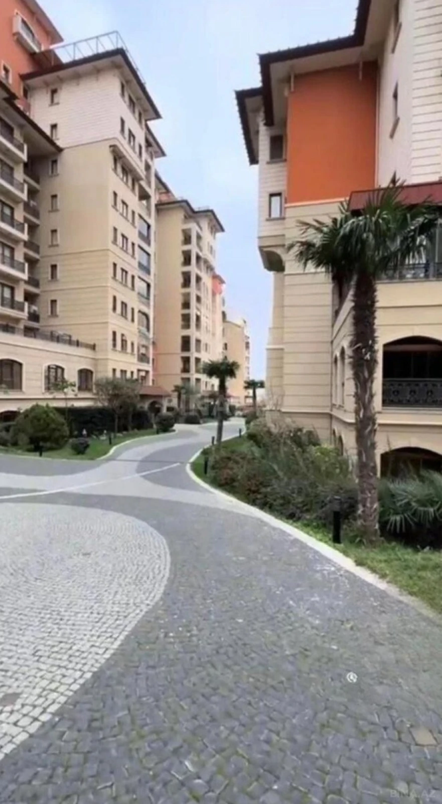 Satılır 4 otaqlı mənzil 210 m²