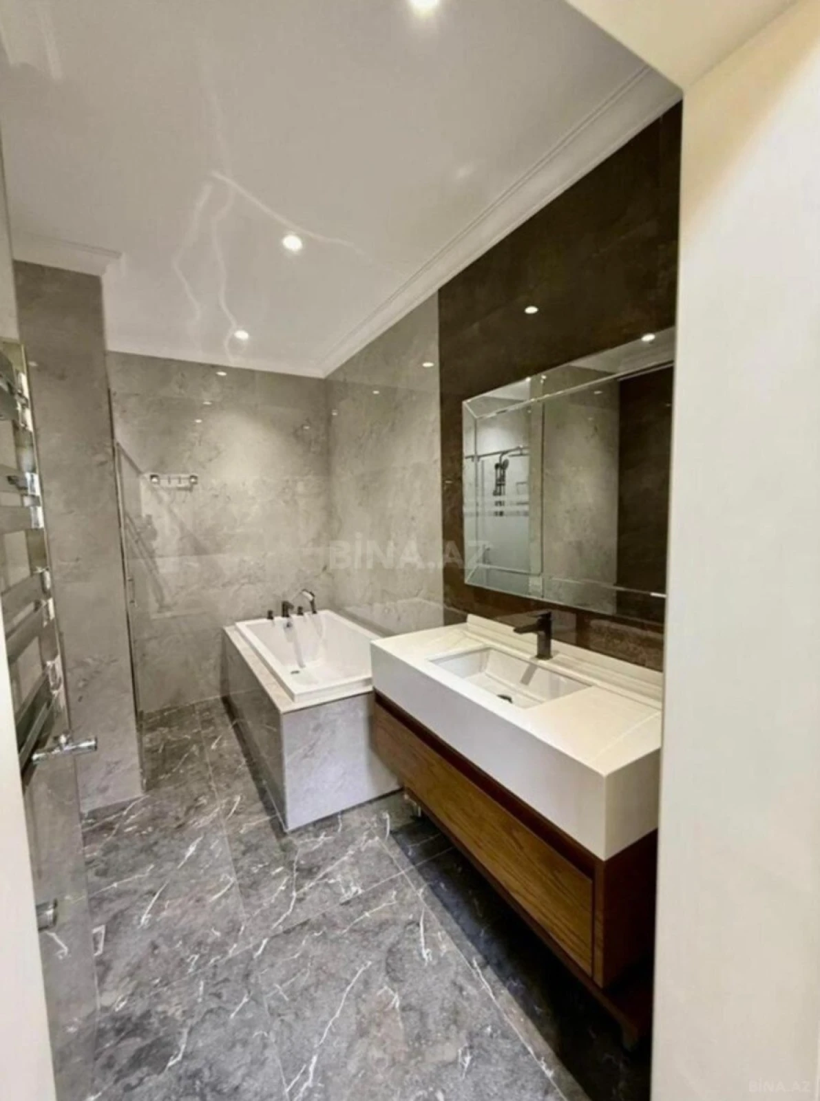 Satılır 4 otaqlı mənzil 210 m²