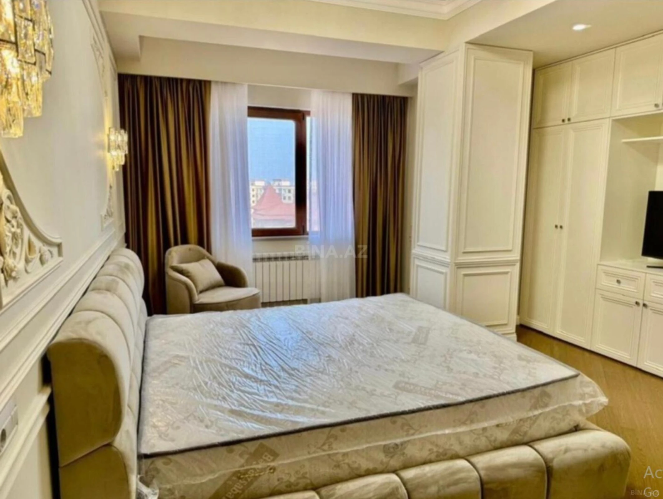 Satılır 4 otaqlı mənzil 210 m²