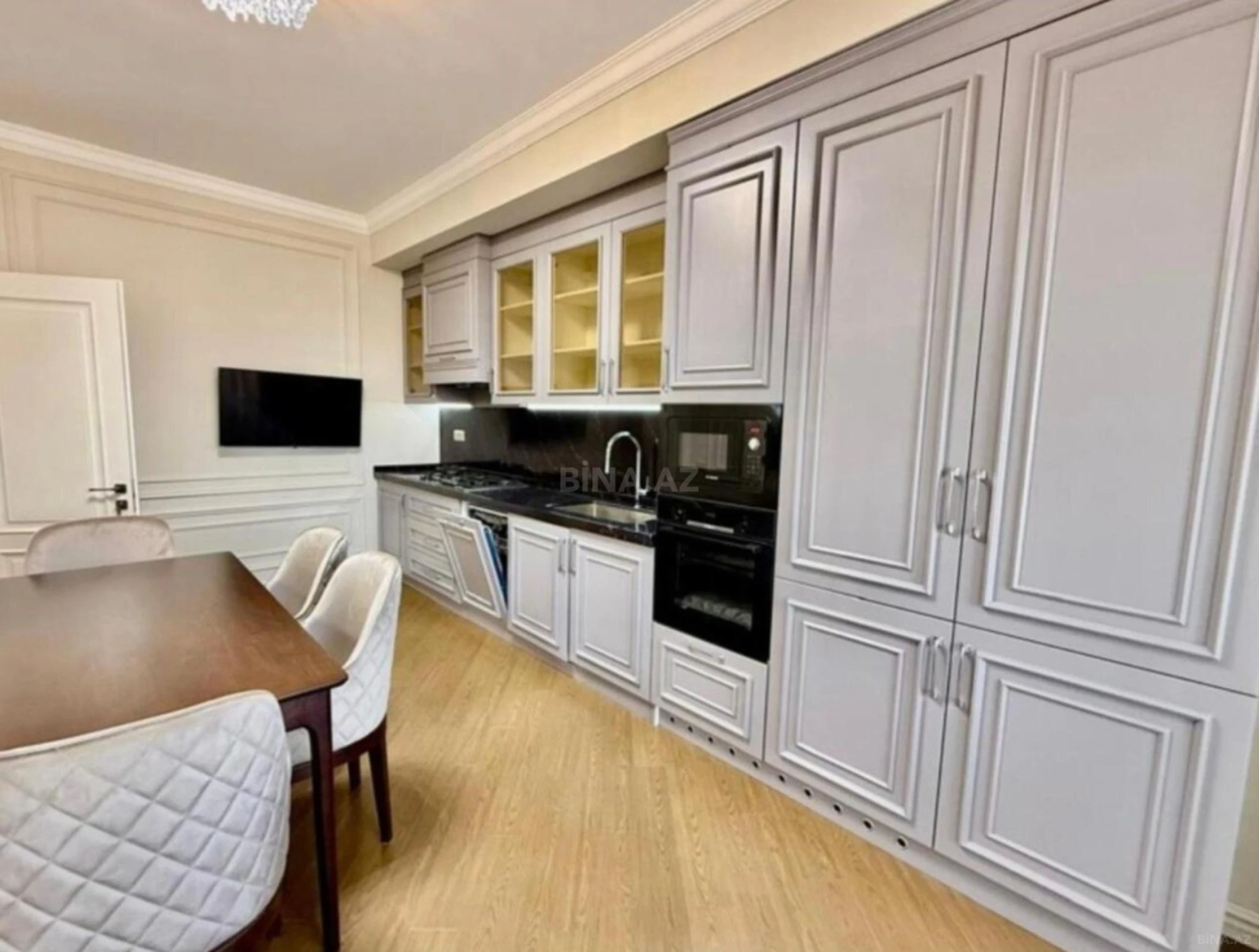 Satılır 4 otaqlı mənzil 210 m²