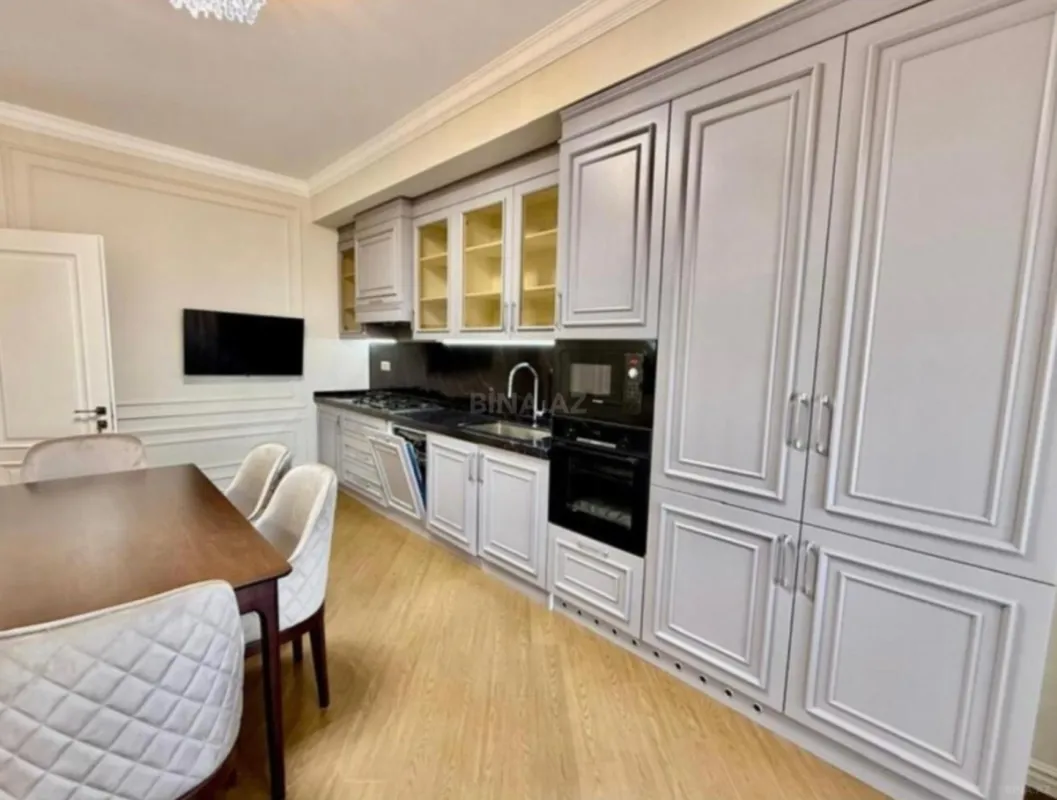 Satılır 4 otaqlı mənzil 210 m²