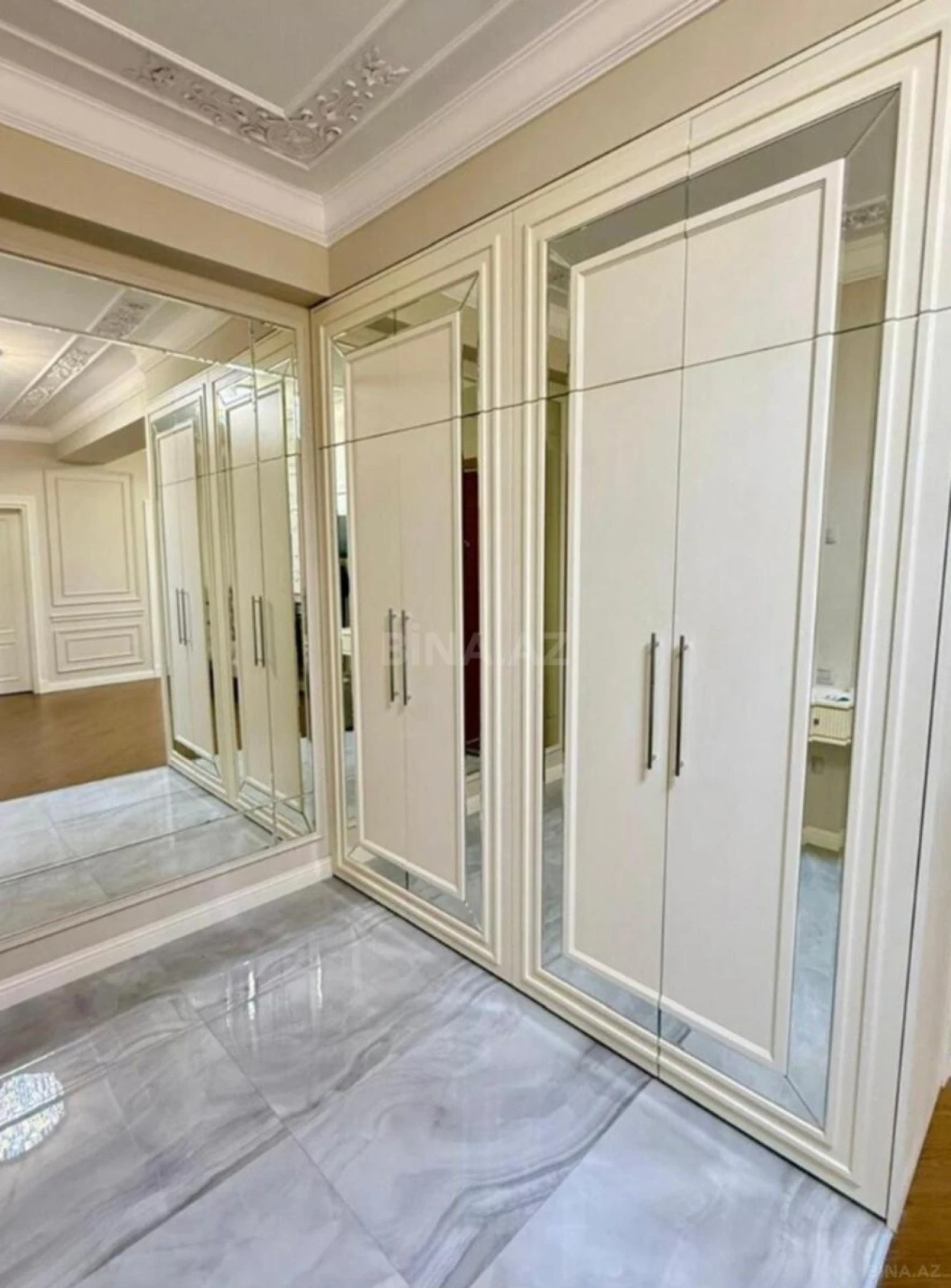 Satılır 4 otaqlı mənzil 210 m²