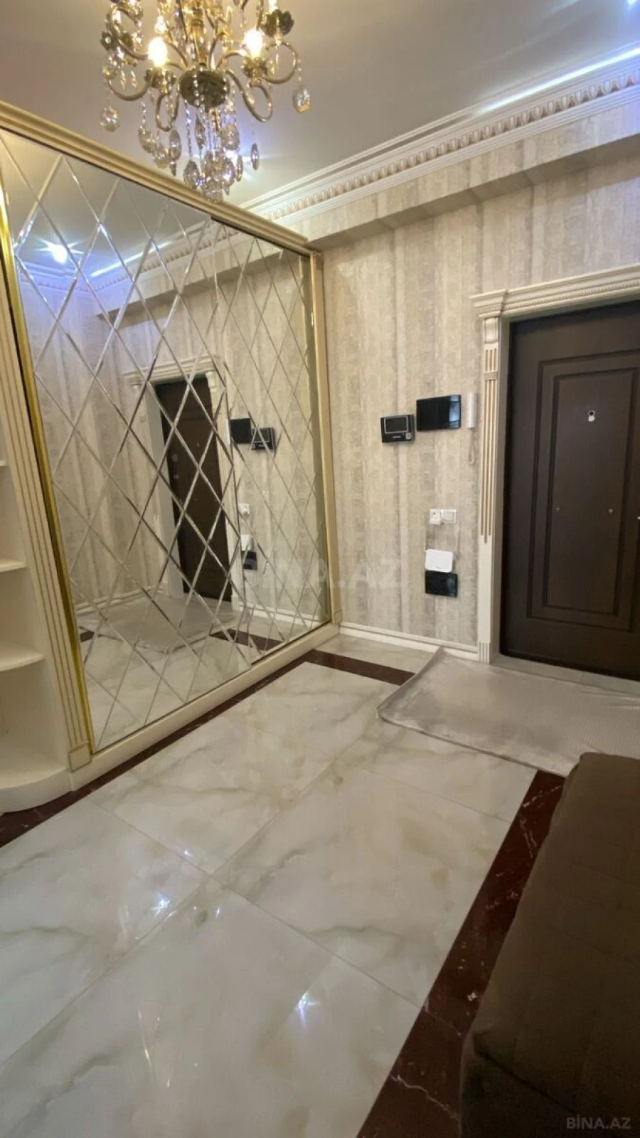 Satılır 3 otaqlı mənzil 137 m²