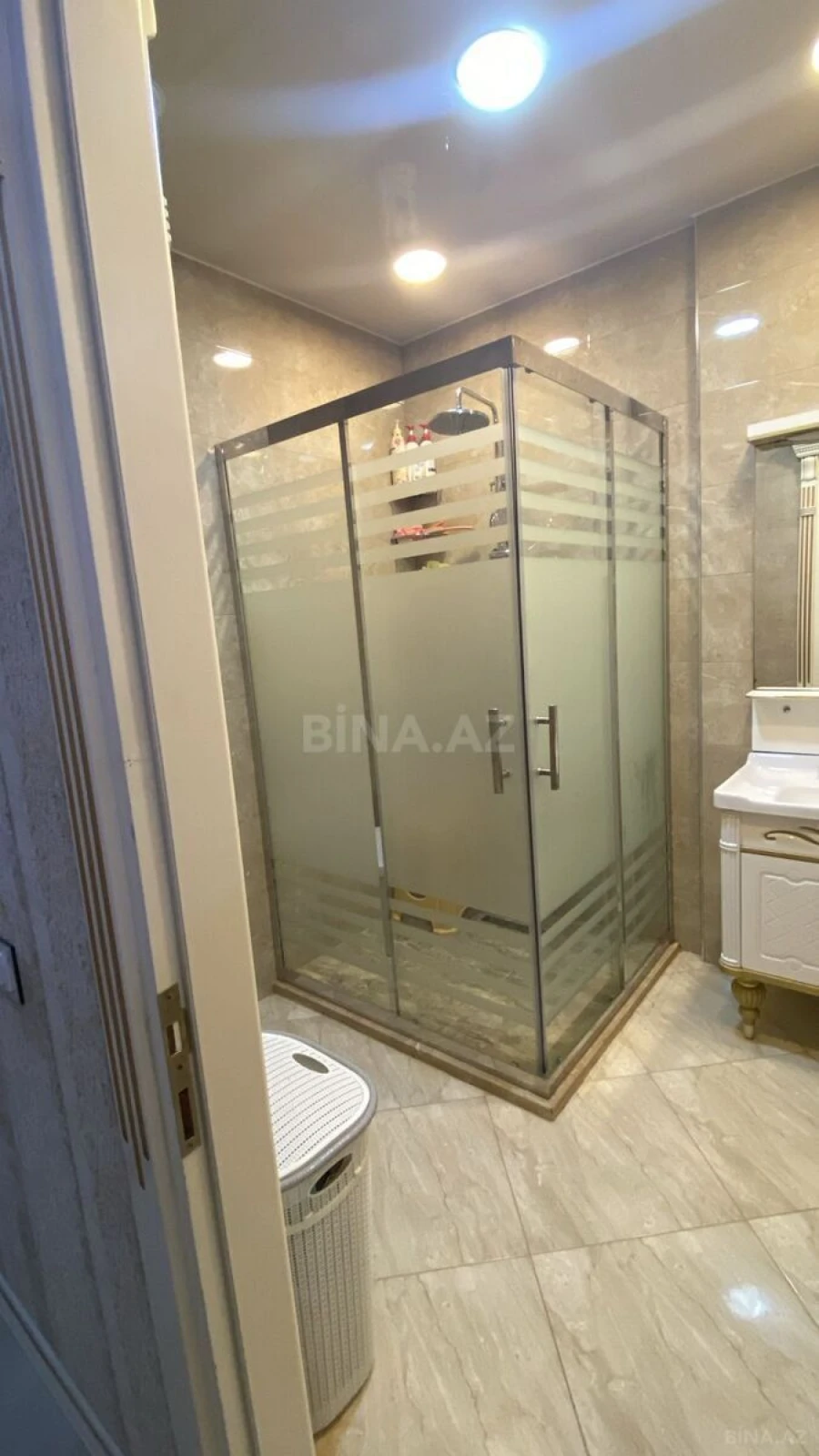Satılır 3 otaqlı mənzil 137 m²