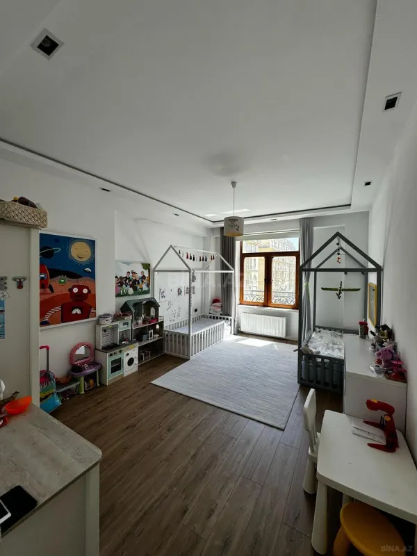 Satılır 4 otaqlı mənzil 154 m²