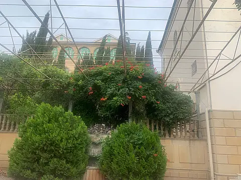 Satılır 7 otaqlı həyət evi 400 m²